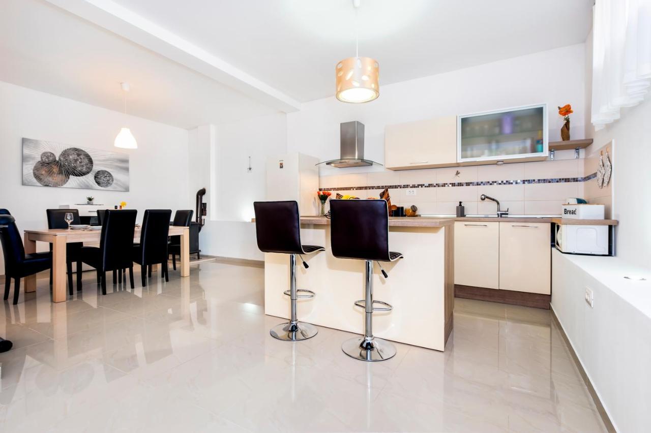 Lea'S Apartment Ровин Екстериор снимка